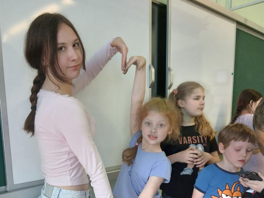 Ксения Денисовна с детьми на занятии в летнем лагере